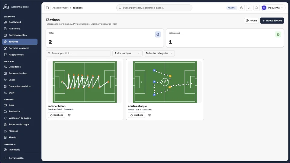Pantalla de tácticas de Academy Gest: dos pizarras de fútbol, rotar el balón y contraataque, listas para duplicar o descargar.