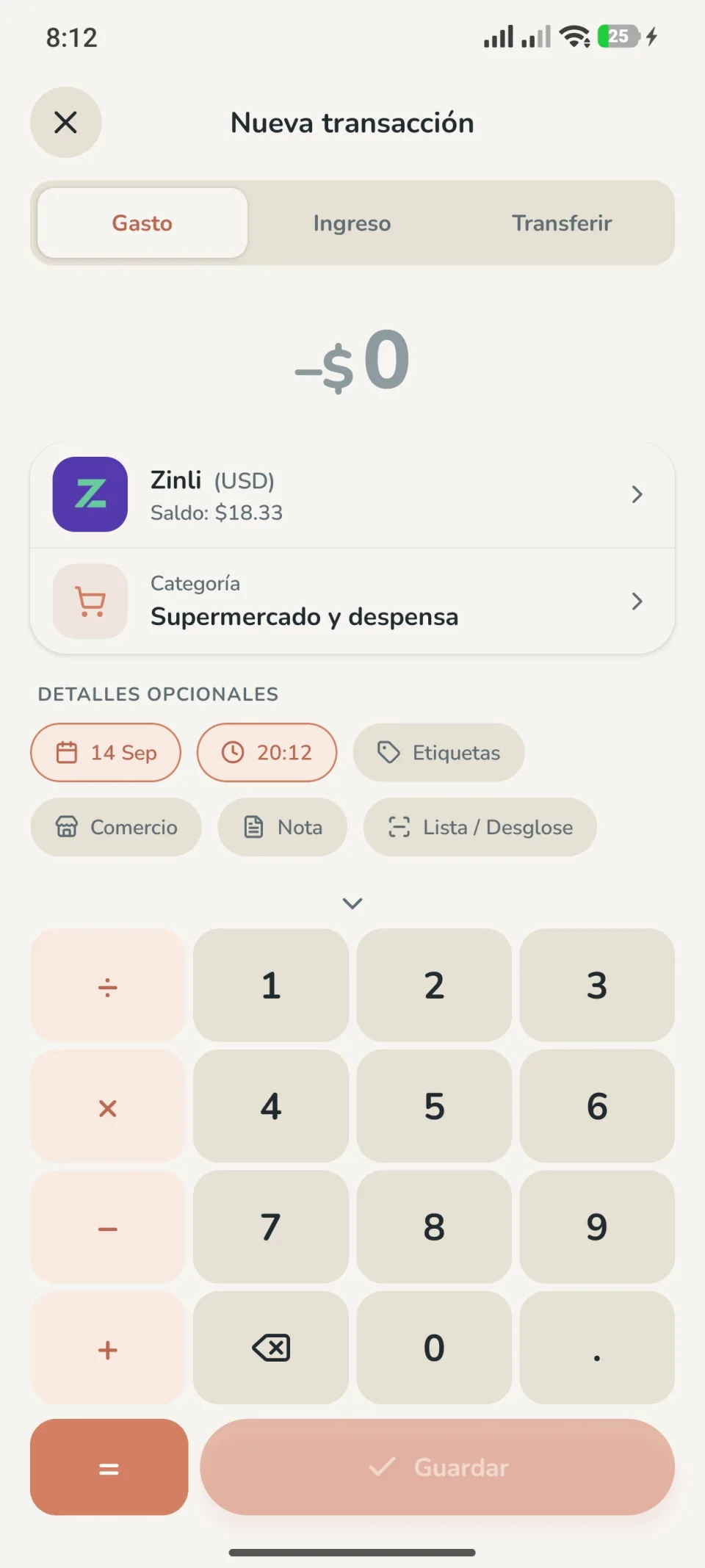 Pantalla de nueva transacción de Serelify: teclado numérico propio, selector de cuenta y categoría, y etiquetas opcionales como fecha, hora, comercio y nota.